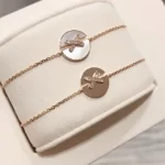 一篇关于“四叶草五花手串”的SEO优化标题可以是：

“四叶草五花手串——独特寓意与时尚搭配，探寻手串界的神秘魅力！”