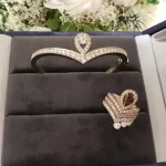 一篇关于“四叶草五花手串”的SEO优化标题可以是：

"四叶草五花手串：独特设计佩戴指南及选购技巧，手链时尚潮流必备！