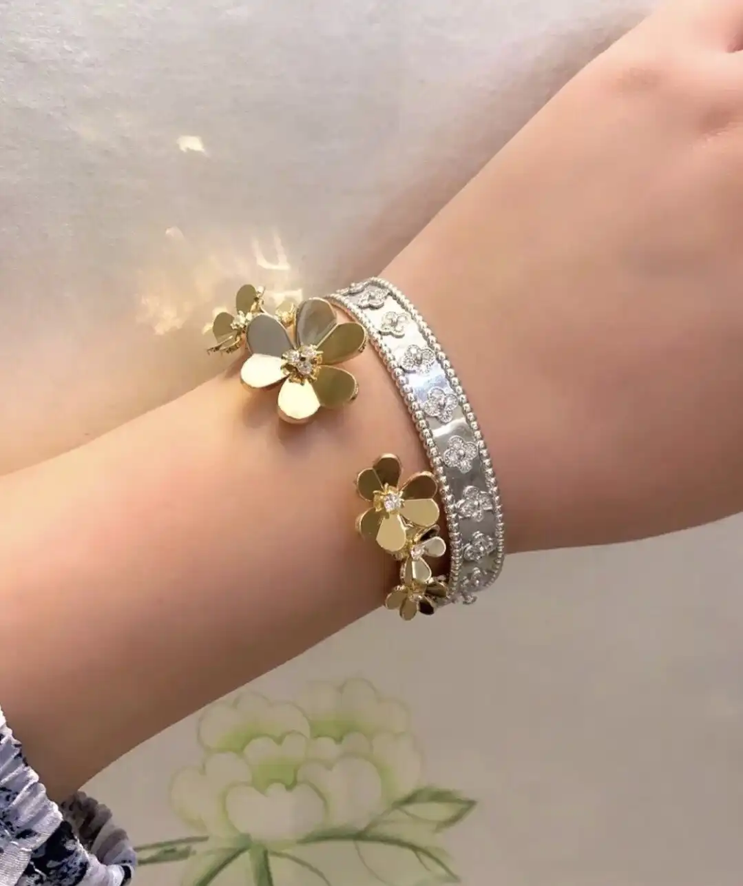 四叶草五花手串热销盘点：独特设计搭配教程，教你打造时尚潮流饰品！